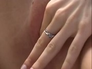 Solo girl fucking her pussy