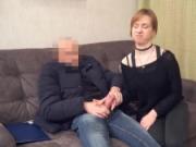 DEBT4k. Mann kommt zum russischen Schuldner und bohrt bald rasierte Muschi