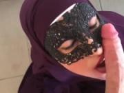 Arabische Hausfrau in Burka blast dicken Schwanz