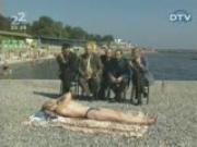 4 men are watching the nude girls