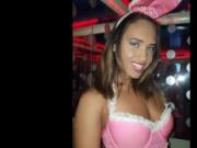 Conejita puta en club de chicas se masturba con un caramelo