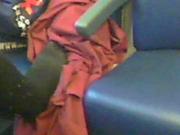 30.9.15 la signora sul treno fa riposare il piede sul sedile