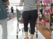 Candid Mexican milf in tight grey leggings.