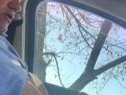 Branle ejac et lechage de jus en voiture