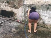 Esposa Rabuda lavando o quintal