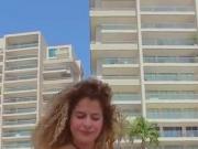 Latina culona bailando en la playa