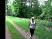 Milf wird im wald gekickt