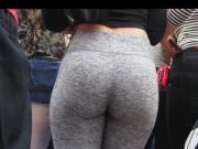 Amazing bubblebutt in grey leggings