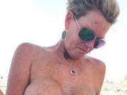 Kathi mit Dildo am Strand