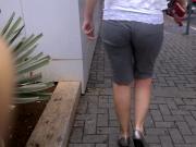 SDRUWS - MATURE ASS SHAKING IN THE STEET