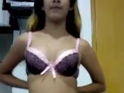 novinha tirando a roupa