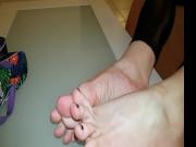 YOUNG CROSSDRESSER FEET IN FLIP FLOP