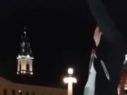 O muie pe statuie