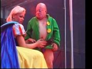 White gives a blowjob to a dwarf