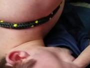 Gefesselter Junge muss blasen