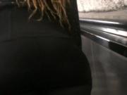 Persiguiendo culo voyeur en metro escaleras
