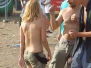 Rubia perfecta desnuda bailando en un festival