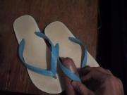 Gozando nas Havaianas Tradicionais Azul