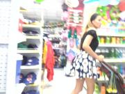 upskirt a milf comprando carita