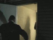 padre sculaccia i tre figli per castigo