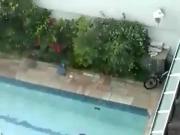 Pedreiro flagrou casal fodendo na piscina