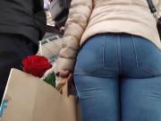 Candid MILF Round Ass in Jeans 29