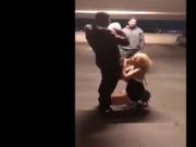 MILF rubia chupandola en publico