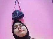 Hijabi fingers her vagina