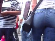 Milf with huge ass walking 2 of 4 nalgona en la calle