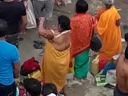 Aunty showin bra in river