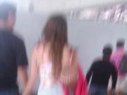 Joven chica muestra nalgas