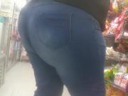 Thick Black MILF in jeans bending over