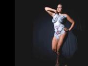 Latina en bodypaint con hermosos senos