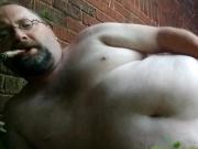 Bicigarguy jerk off in the yard