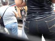 Candid booty MILF jeans - Culote de la Dama de Negro