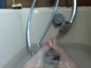 Petite branlette dans mon bain