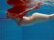 Redhead Simonna showing her body underwater