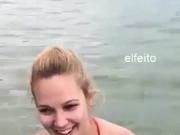 rubia chichona en la playa