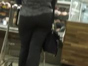 Candid big bottom ebony in leggings.