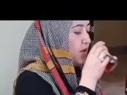 Kocasi Turbanali Esrayi sergiliyor