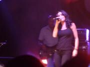 Jenifer remue ses gros seins en concert.