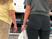 Jiggly ass 18yr old teen shopping