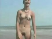 desnudandose en la playa