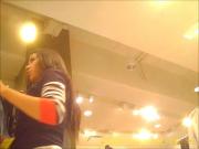 trabajadora tienda ropa upskirt