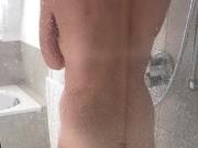 unaware - schaut sie an