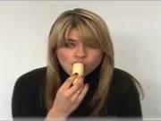 HOLLY WILLOUGHBY DEEPTHROATS BANANA