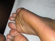 Footjob enquanto ela esta sonolenta parte 1