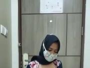 Hot hijab masturbating untill squirt