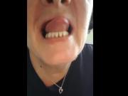Oma lutscht gerne