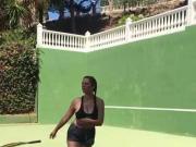 Leila Lowfire beim Tennis